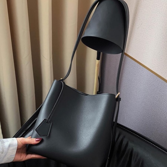 classic black medium sized crossbody bag - Picture 4 of 8